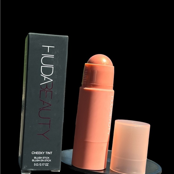 Huda Beauty Cheeky Tint - Picture 4 of 16
